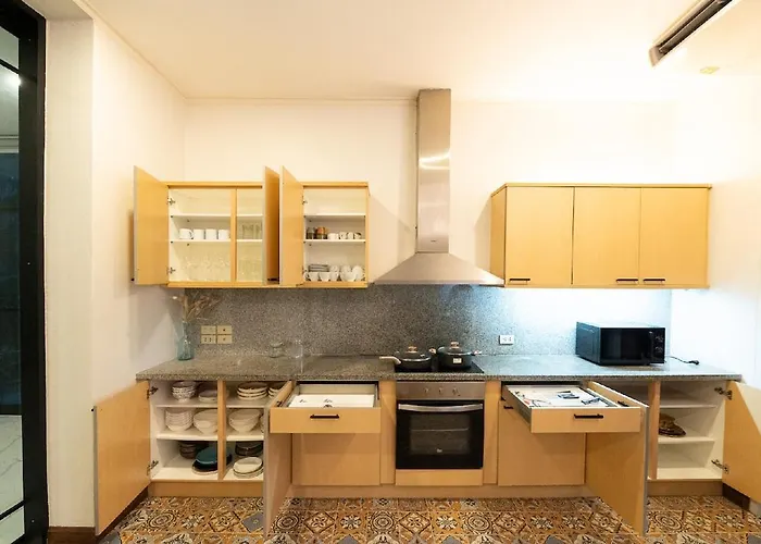 Sukumvit Pool 5br 5-7min-walk To Thonglor Sky Train *