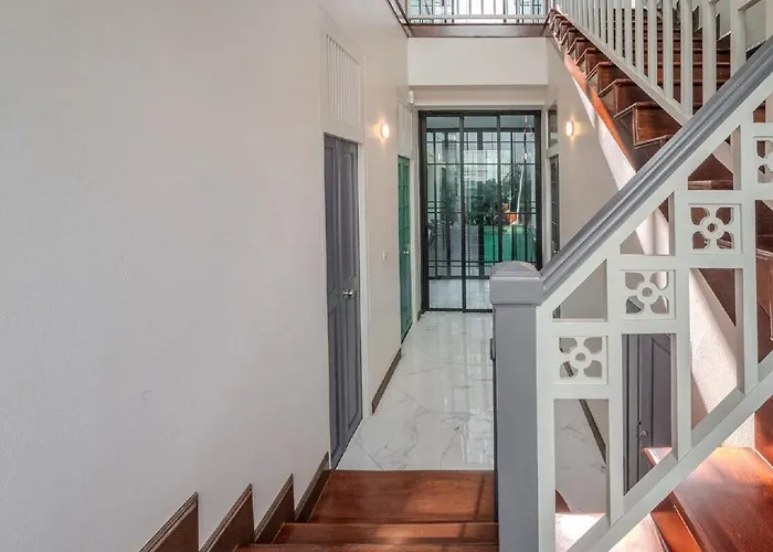 Sukumvit Pool 5br 5-7min-walk To Thonglor Sky Train * Bangkok