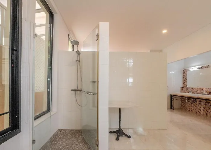 Sukumvit Pool 5br 5-7min-walk To Thonglor Sky Train Bangkok