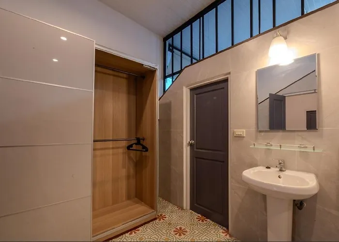 Sukumvit Pool 5br 5-7min-walk To Thonglor Sky Train * Bangkok